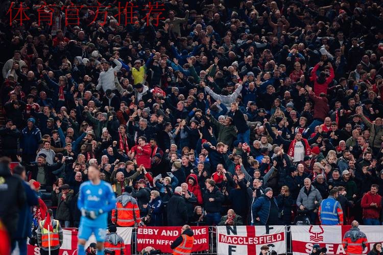 又一场3-0！英超54岁名帅力挽狂澜：7场4胜 带队双线狂奔